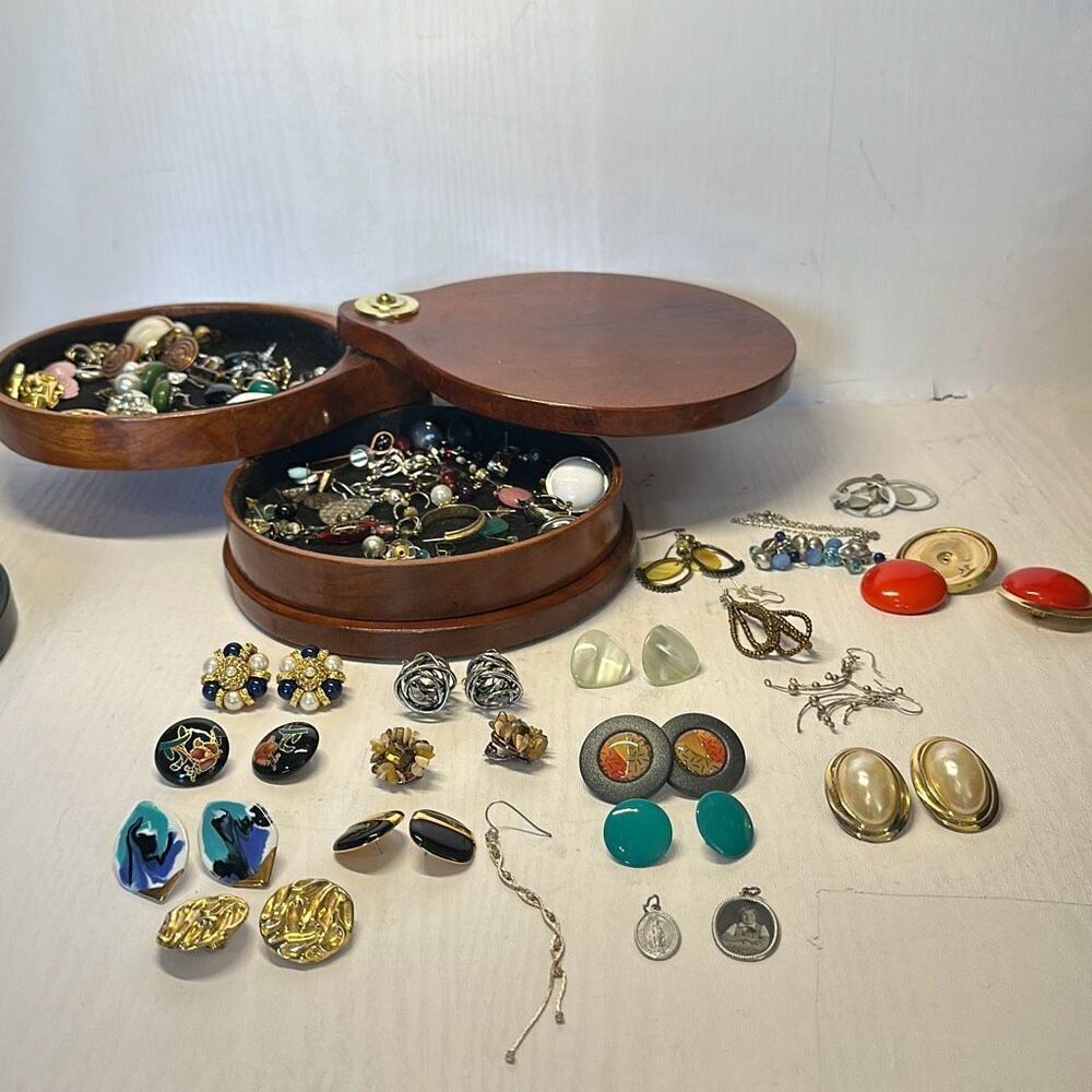 Vintage 80s‎ Tons of Clip on Earrings in Accordion Jewelry Box Retro Grandmacore